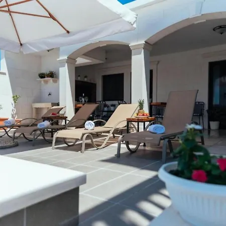 Trogrlic * Hvar Town